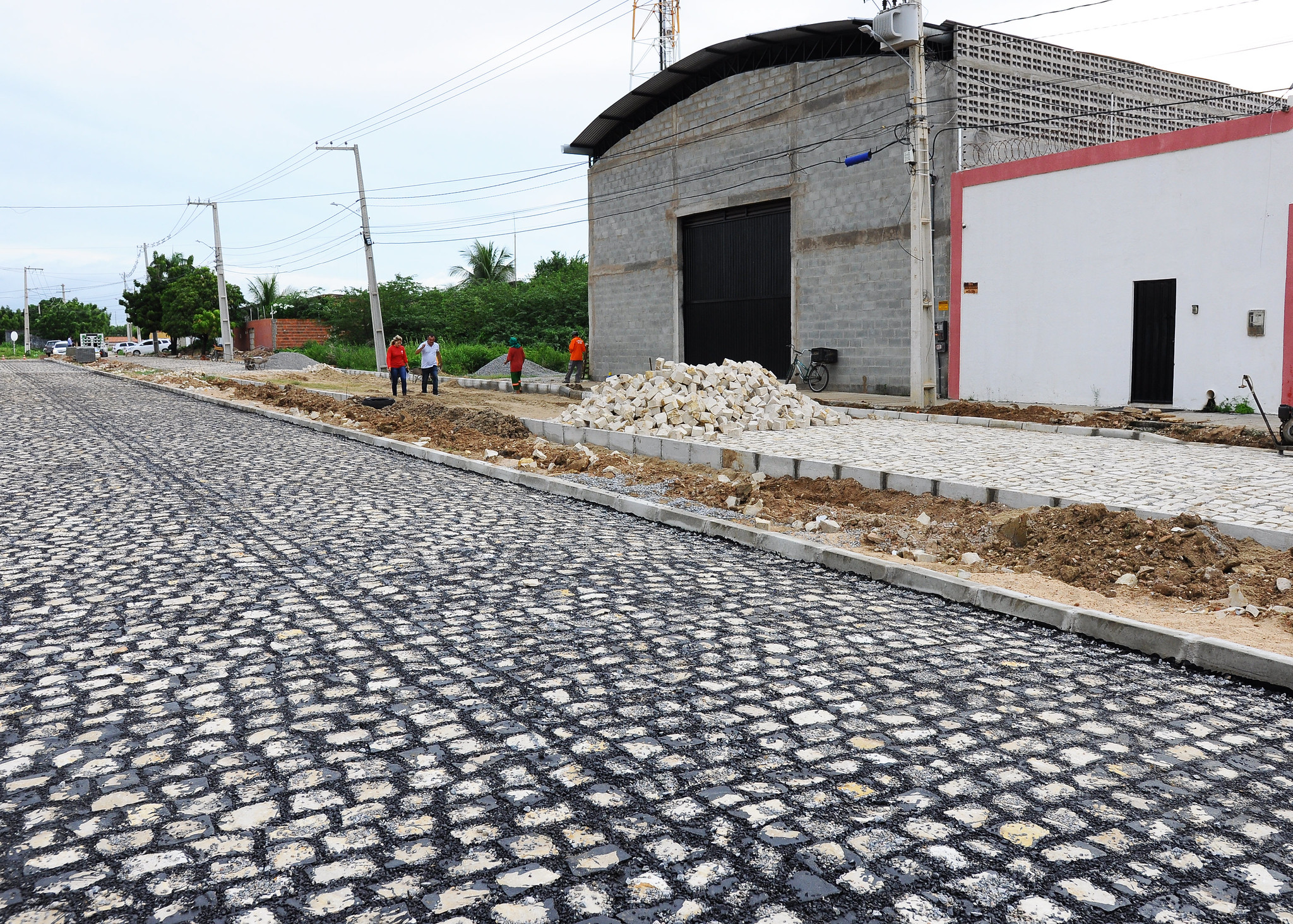 Programa “Mais Calçamento” segue com pavimentação de ruas no conjunto Três Vinténs