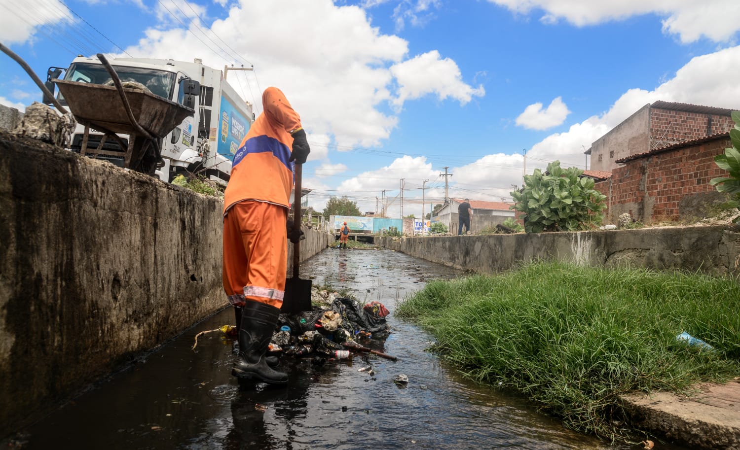 Prefeitura de Mossoró dá sequência á limpeza no canal do bairro Santo Antônio