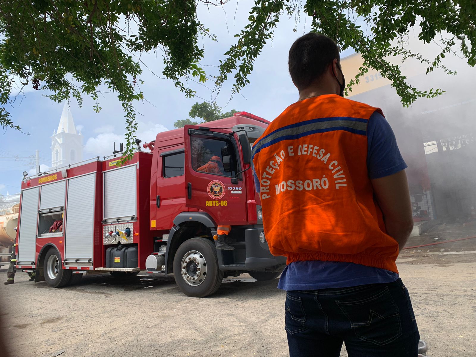 Carros-pipa da Prefeitura de Mossoró auxiliam em combate a incêndio no Centro