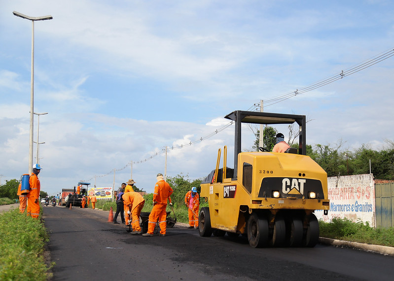 Avenida Alberto Maranhão recebe obras de recomposição do asfalto