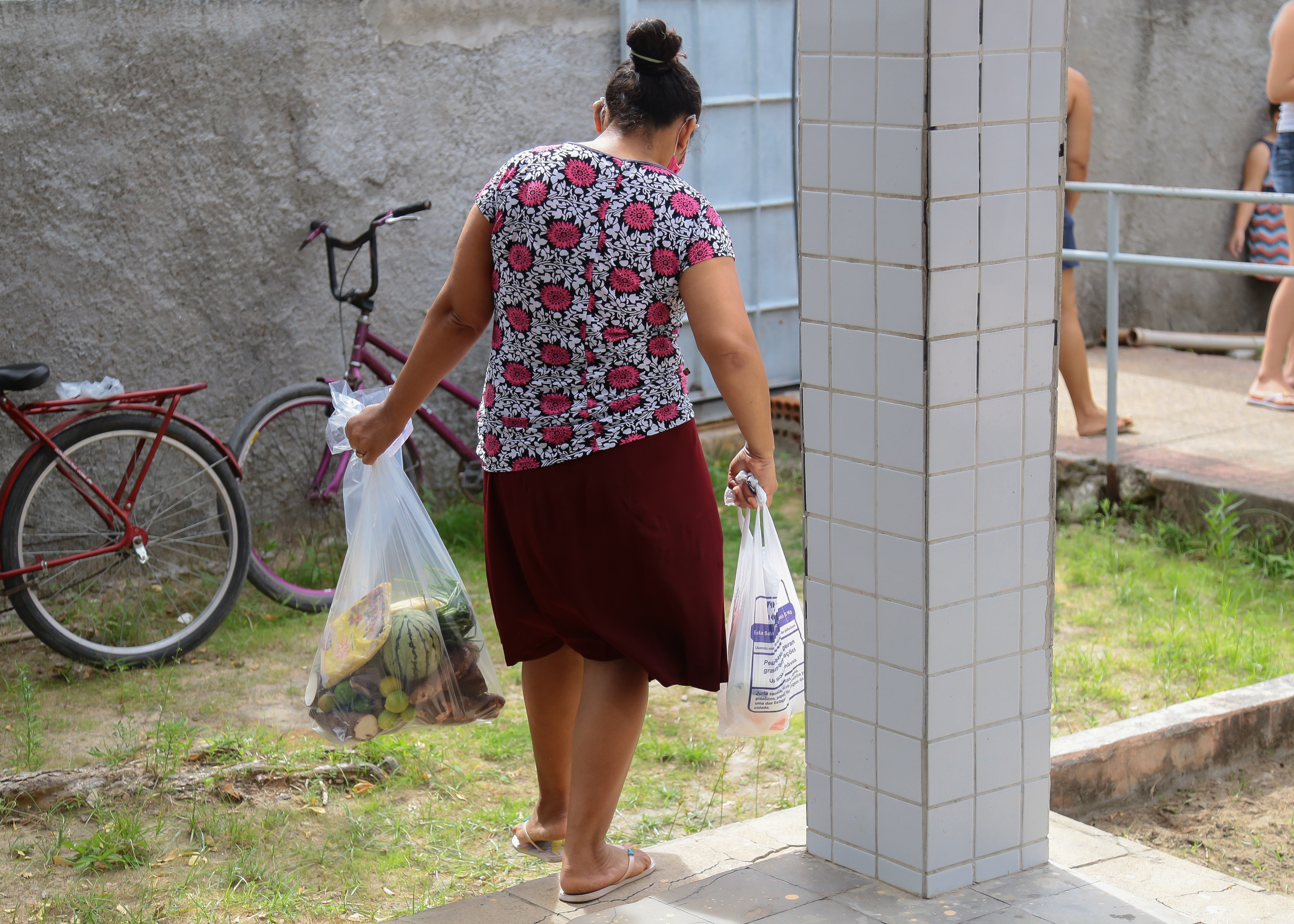 Famílias de alunos da Escola Municipal Profª. Celina Guimarães Viana recebem kits de alimentos da agricultura familiar