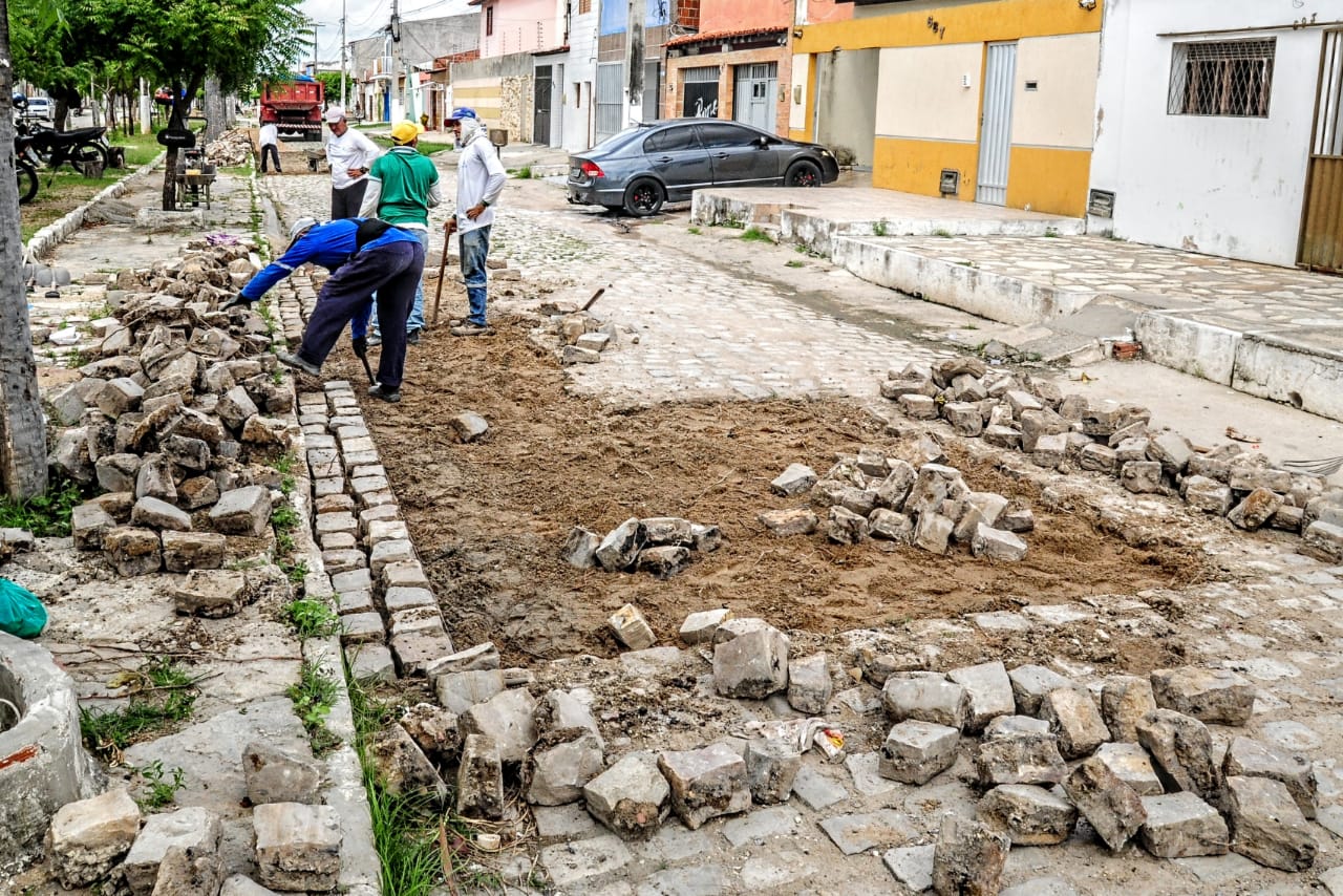 Operação tapa-buracos beneficia moradores do bairro Paredões