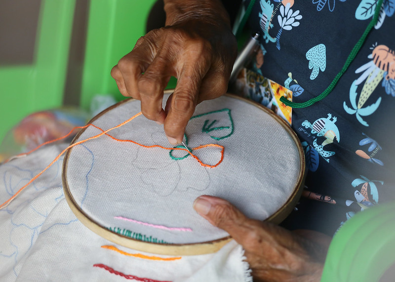Mulheres do Assentamento Hipólito aprendem artesanato em bordado rústico