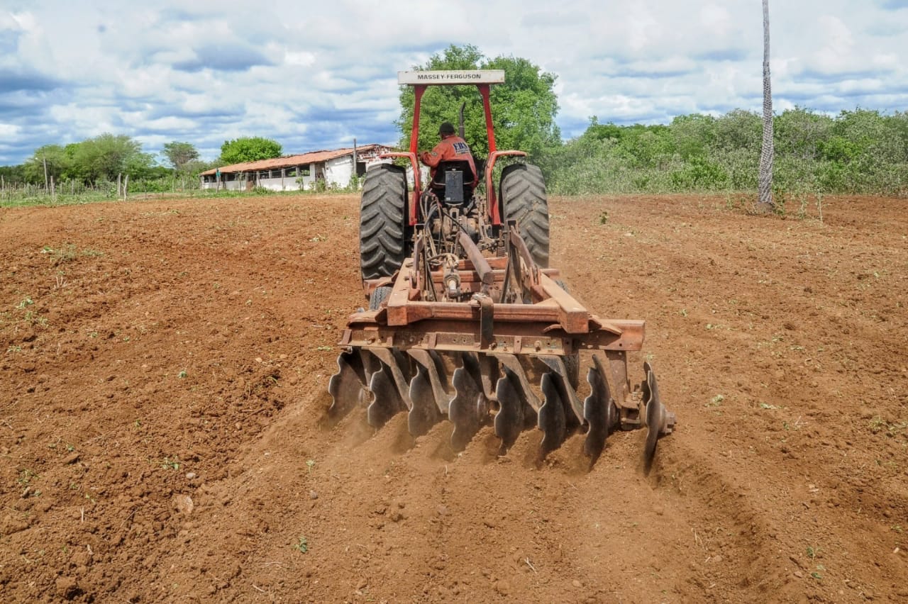 Aproximadamente mil agricultores realizaram corte de terra na primeira semana do Programa Semear