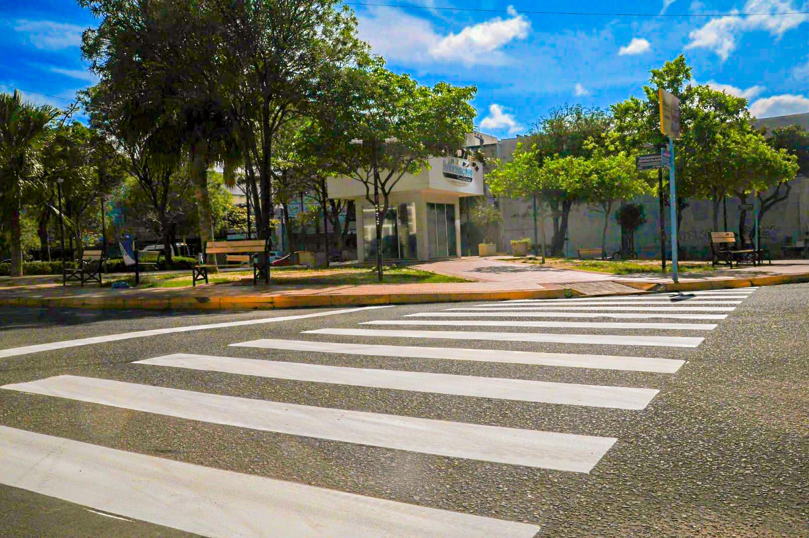 Departamento de Sinalização revitaliza faixas de pedestres no Centro