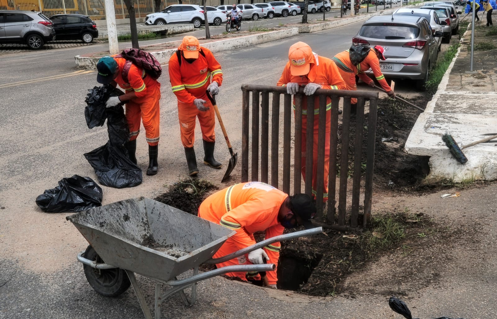 Equipes de Serviços Urbanos intensificam limpeza em bueiros, galerias e bocas de lobo