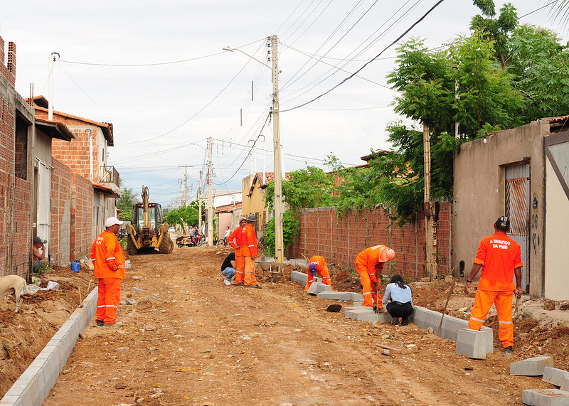 “Mais Calçamento”: Ruas do bairro Aeroporto II recebem investimentos em infraestrutura