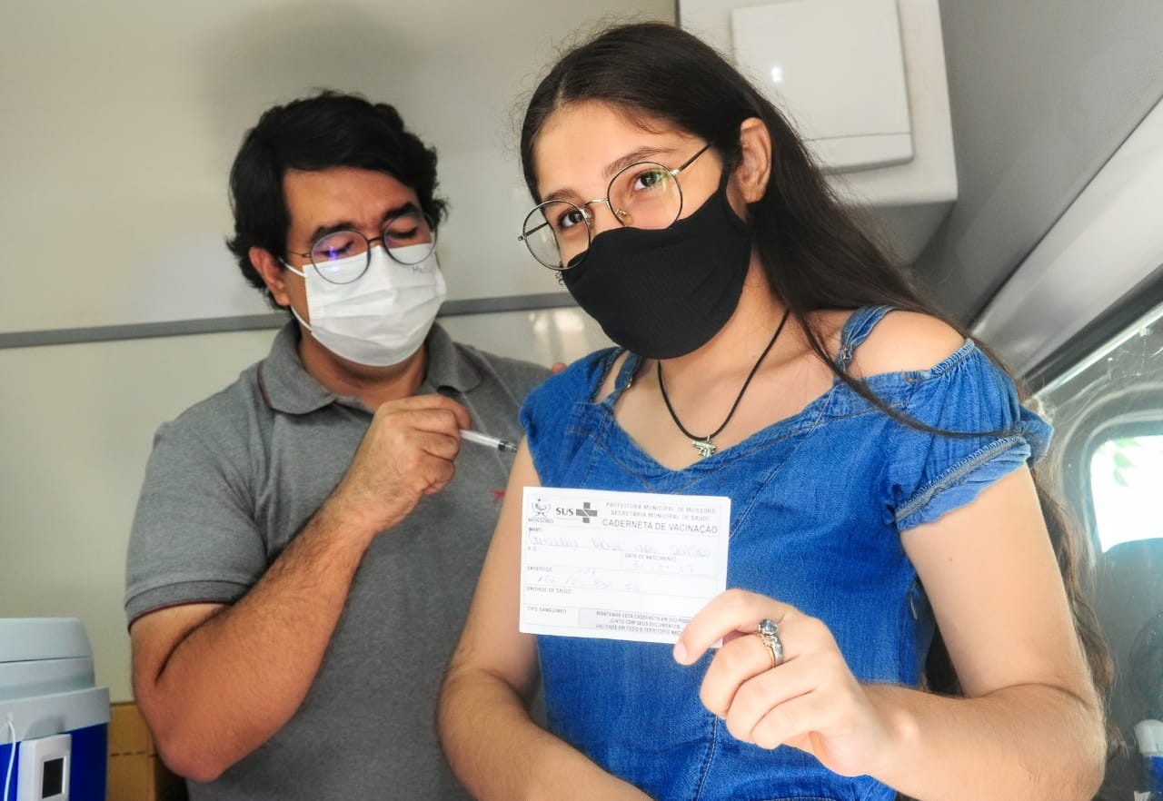 Trailer da saúde leva vacina à população do conjunto Odete Rosado
