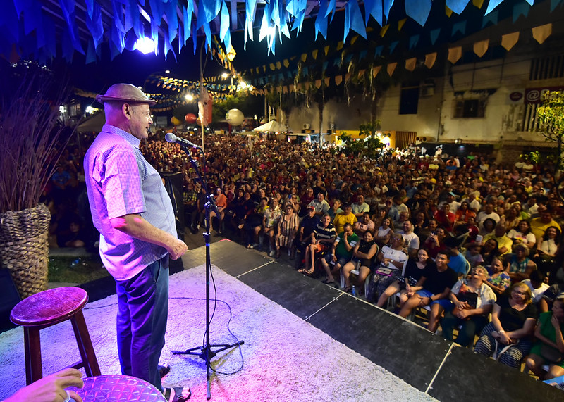 “Zé Lezin” reúne multidão em show de humor no "Mossoró Cidade Junina"