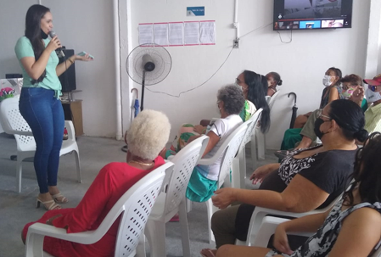 Idosos do CCI do Alto de São Manoel participam de palestra de autoestima e aula de maquiagem
