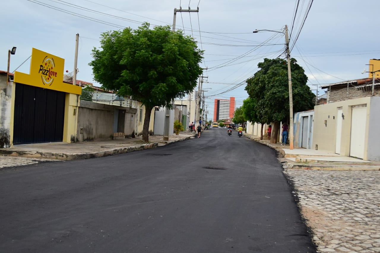 “Asfalto no Bairro”: Moradores da rua Manoel Adelino se emocionam com a chegada da pavimentação asfáltica