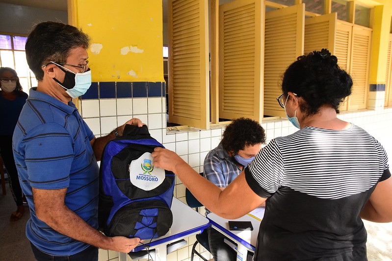 Kits de alimentos, fardamentos, mochilas e livros são distribuídos aos alunos da Escola Municipal José Benjamim