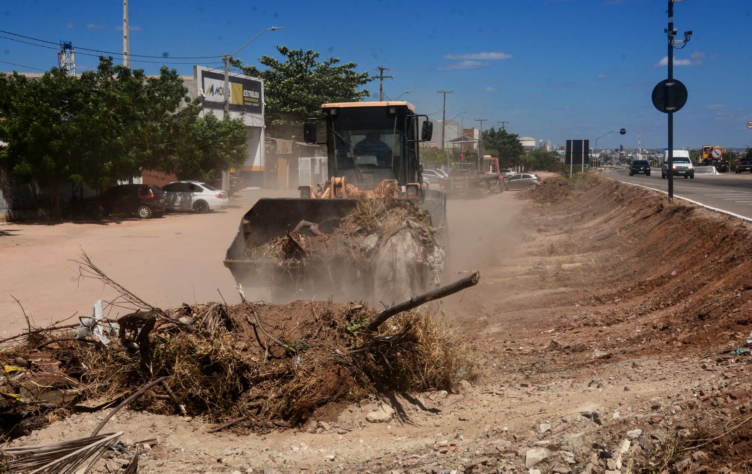 “Mossoró Limpa”: Prefeitura promove mutirão de limpeza às margens da BR-304