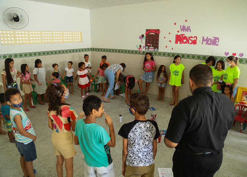 Crianças assistidas pelo CRAS Jardim das Palmeiras confeccionam e recheiam seus próprios ovos de páscoa