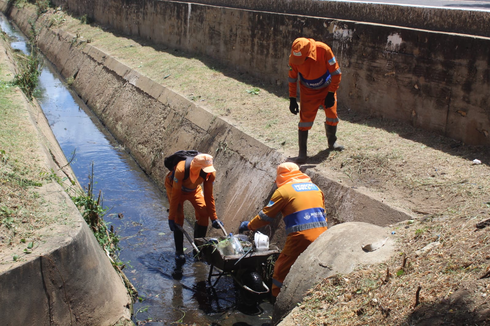 “Mossoró Limpa”: Prefeitura realiza mutirão de limpeza no canal da avenida Felipe Camarão