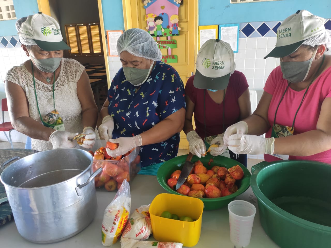 Mulheres da comunidade de Sussuarana participam de curso de doces