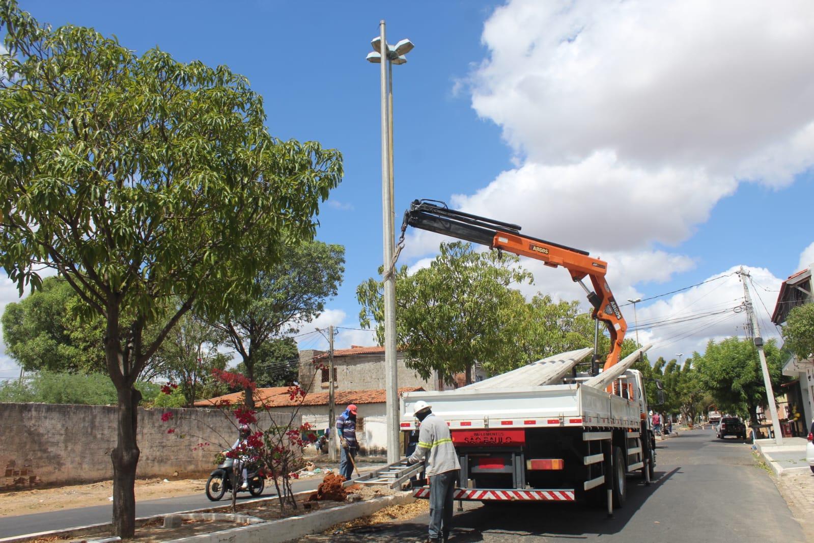 “Mossoró Iluminada”: Prefeitura substitui postes e iluminação na rua Rodrigues Alves