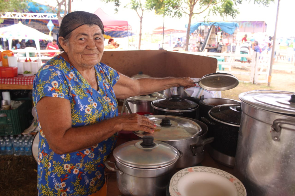 Dona Vilma comercializa no Arraiá do Povo desde o início — Foto: Walmir Alves (Secom/PMM)