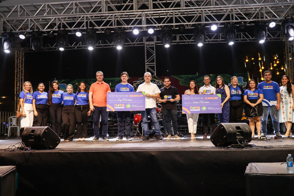 Entrega da premiação do 10º sorteio foi realizada no palco da "Estação Natal" — Foto: Lucas Bulcão (Secom/PMM)