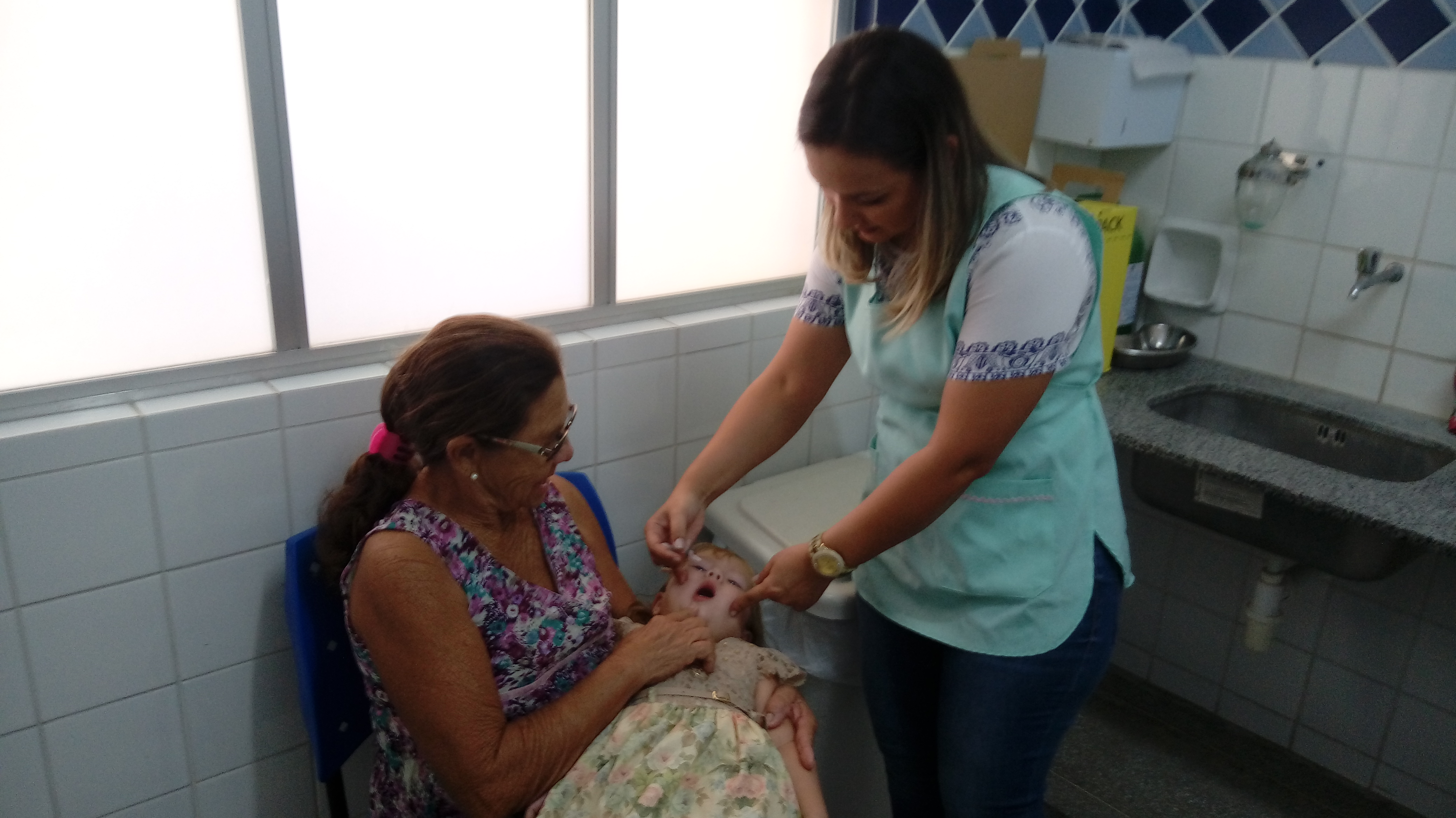 População comparece com crianças no 1° dia de Campanha de Vacinação contra Poliomielite e Sarampo