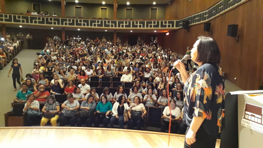 Mais de 700 professores participam de formação no Teatro Dix-Huit Rosado