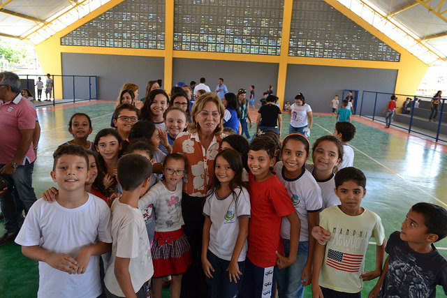 Alunos da Escola Municipal Paulo Cavalcanti de Moura aprovam Ginásio Poliesportivo