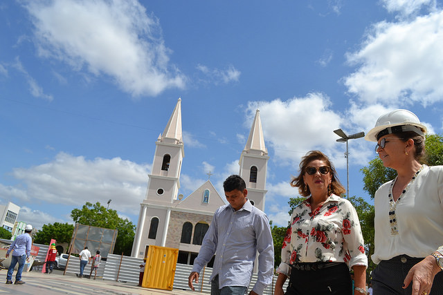 Prefeita visita obras de reforma da Praça Vigário Antônio Joaquim