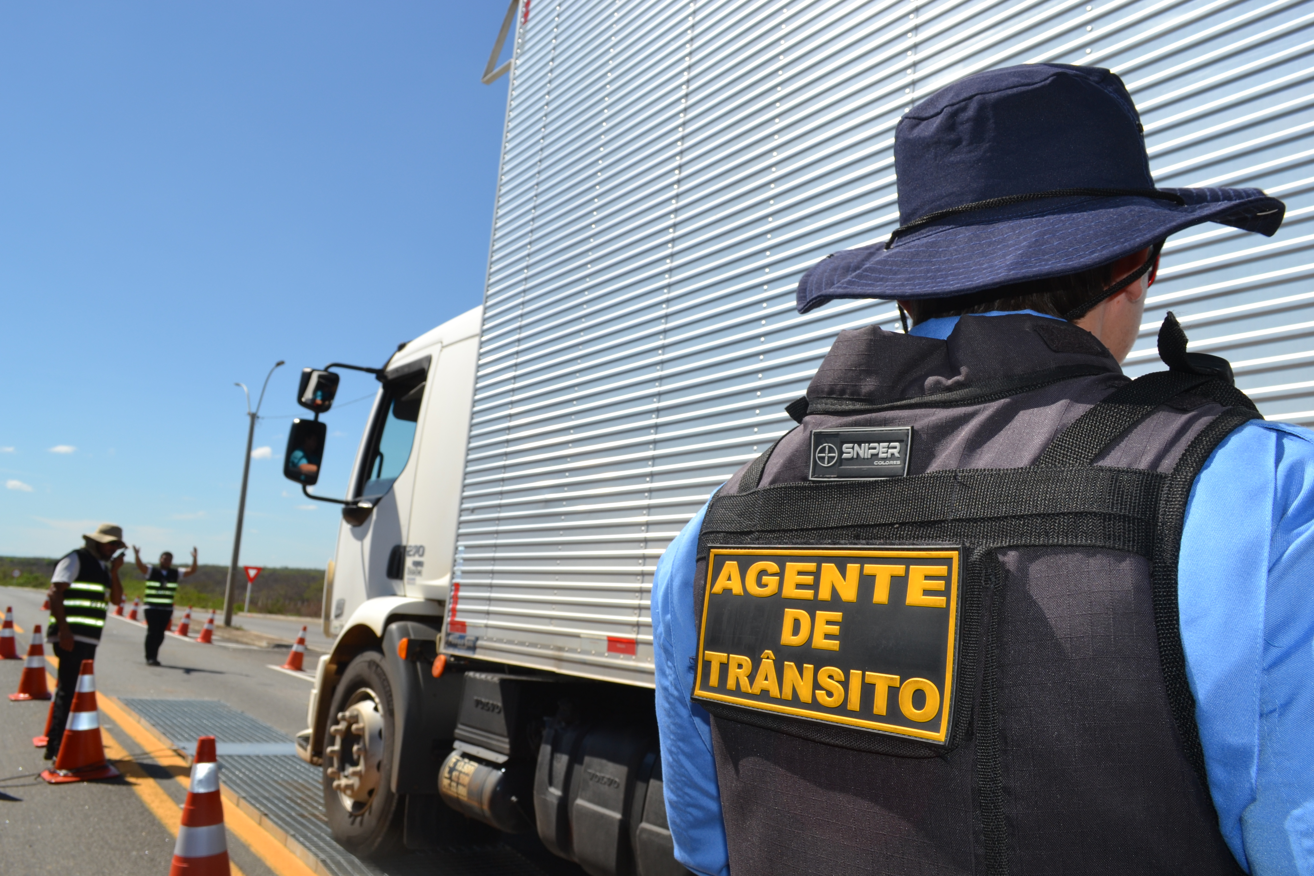 Agentes de Trânsito realizam treinamento para fiscalização de cargas em rodovias federais