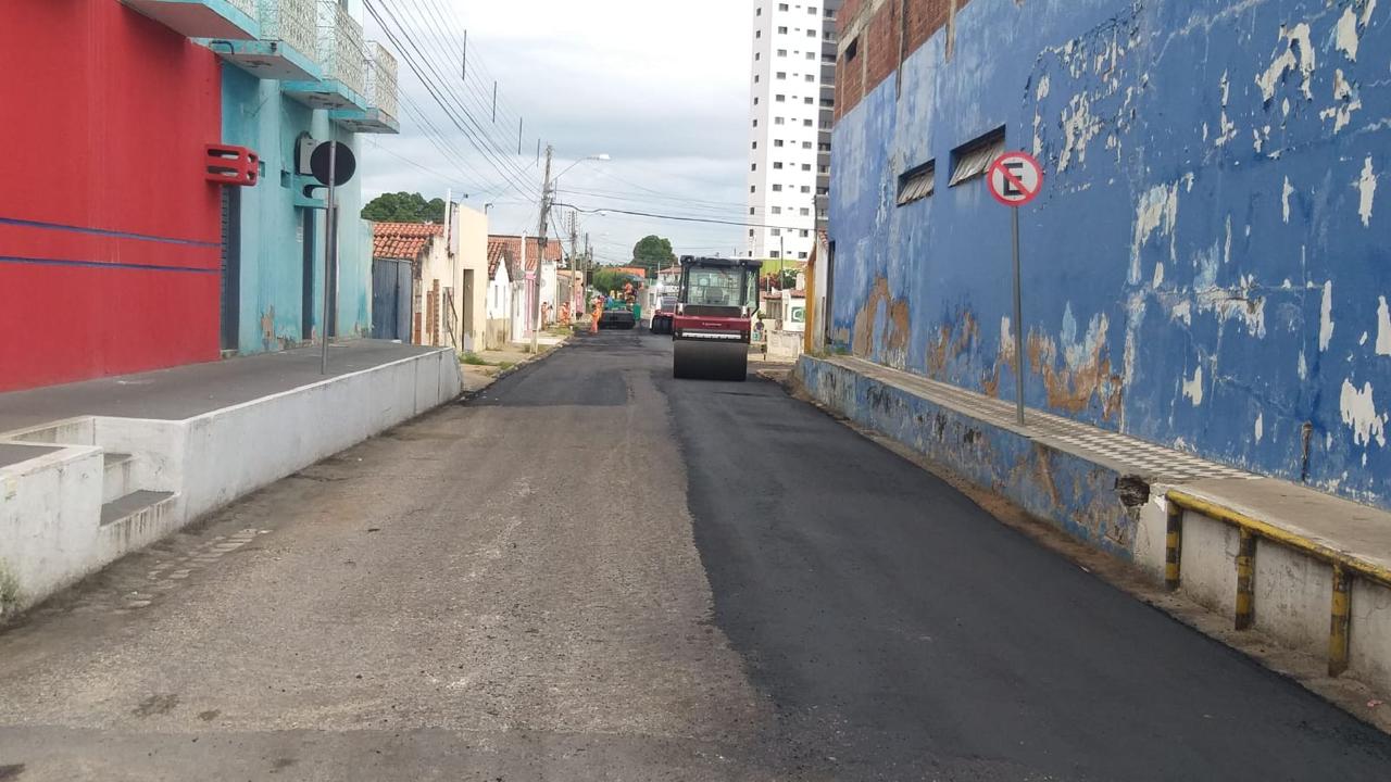 Rua Ernestina Dantas Bezerra, no Alto de São Manoel, recebe recuperação asfáltica