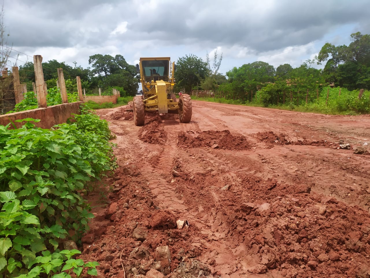 Secretaria de Serviços Urbanos realiza trabalho de recuperação da estrada da Alagoinha