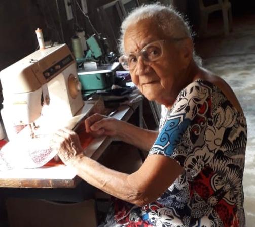 Solidariedade: Maria de Lourdes, com 93 anos, fabrica máscaras de tecido para doação durante a quarentena